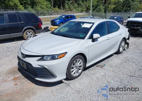 2022 Toyota Camry Le z USA, uszkodzony, nr VIN 4T1C11AK4NU018254